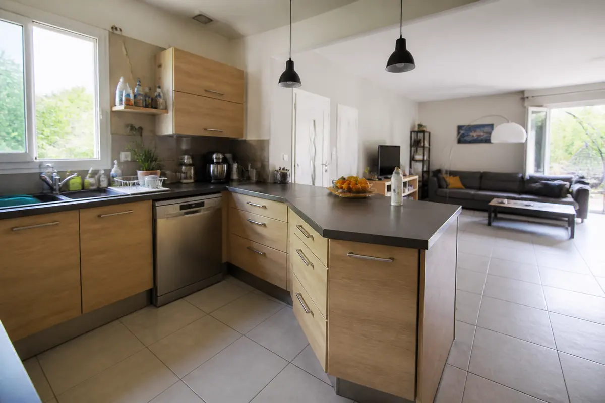 Cuisine ouverte sur salon : 5 conseils pour un espace idéal !
